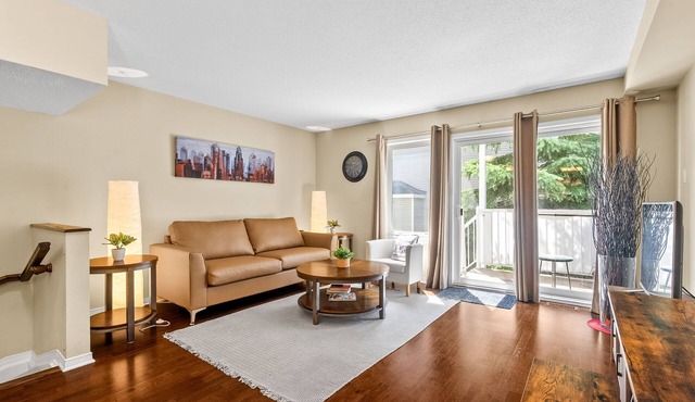 Cozy modern condo 15 mins from DT | Free Parking | Patio