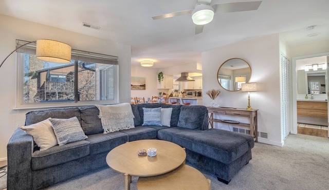 Cozy Modern Condo, Access to Lake & Mountains, AC, Fireplace, WiFi