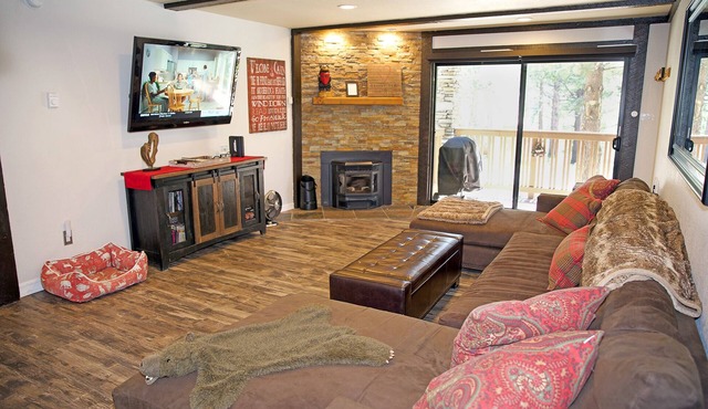 Cozy Modern Condo, Steps to Eagle/Chair 15, Plush, Quiet, Dog-Friendly!