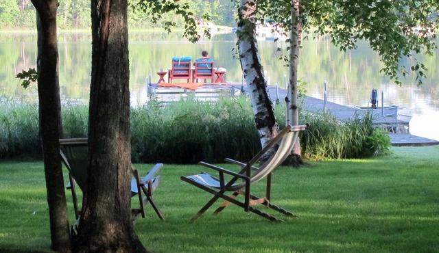 Cozy modern cottage. Lovely grounds. Private dock. Lake Shishebogama!