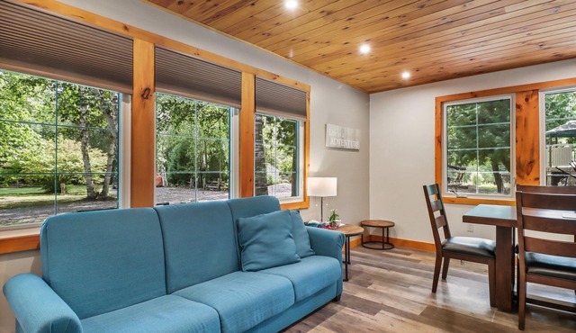 Cozy modern Cottage on the Talbot River in beautiful park like setting