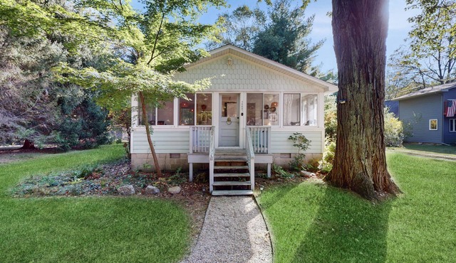 Cozy Modern Cottage, Near beach & Town, Lovely Large Back Yard, WIFI, & W/D