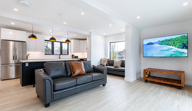 Cozy Modern Cottage - Walking distance to 5 beach access points