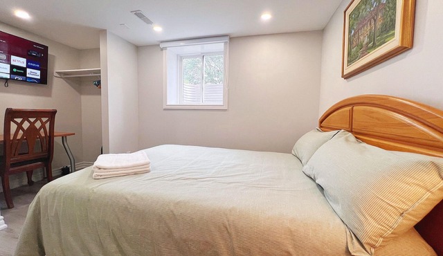 Cozy & Modern Ensuite Basement Rooms - Steps to Subway & Downsview Rogers Stadium