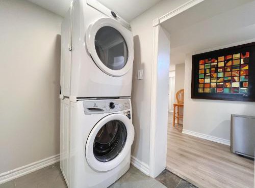 Cozy & Modern Ensuite Basement Rooms - Steps to Subway & Downsview Rogers Stadium