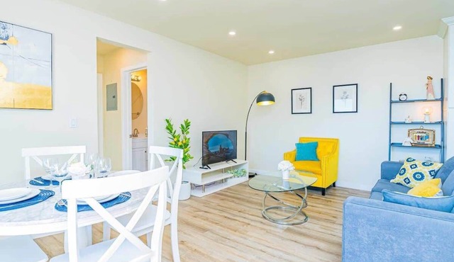 Cozy Modern Escape with Balcony Near LA Hotspots#8