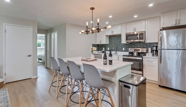 Cozy & Modern Family-Friendly 2-Bedroom: King Bed+Parking+WiFi+A/C+Pets OK