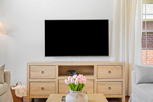 Cozy Modern Family Home - Firepit - Pool Access