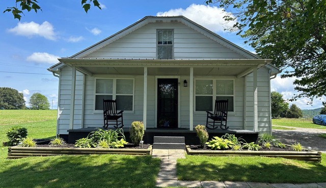 Cozy modern farmhouse w/garage- Only 5 miles to Lake Cumberland!