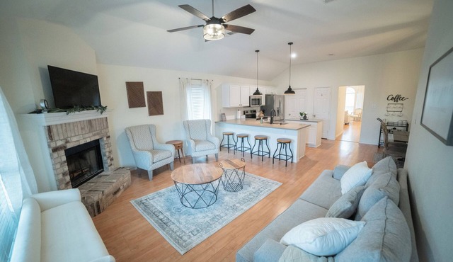 Cozy Modern Farmhouse with Pool & Hot Tub, 4BDs in Waxahachie