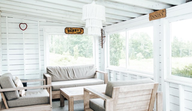 Cozy Modern Farmhouse w/Hot Tub mins to Saint Andrews By-The-Sea! Pet Friendly!