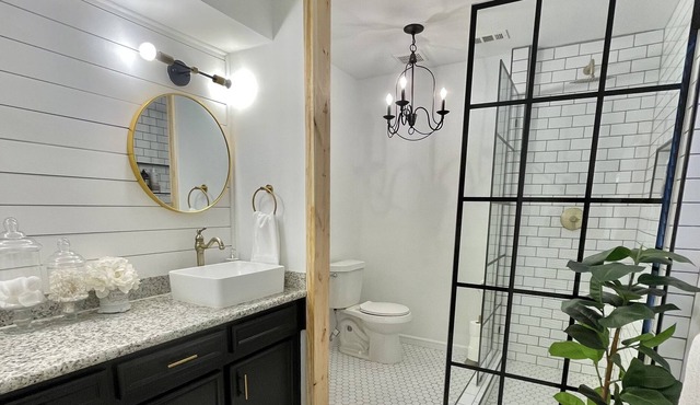 Cozy Modern Farmhouse w/Heated Pool and Spa!