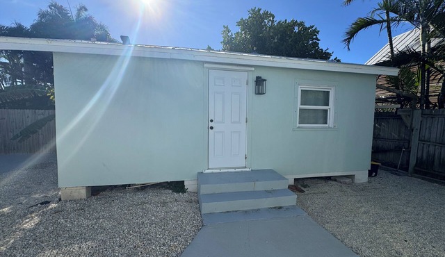 Cozy & modern guest house in Key West with AC, WiFi