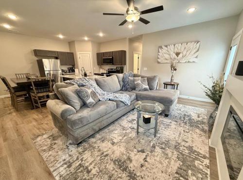 Cozy Modern Haven with Fireplace and Open Kitchen