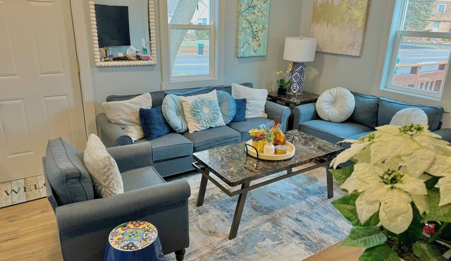 Cozy/Modern Home in Minneapolis with 4 Bedrooms and 2 Bathrooms, Sleeps 8!