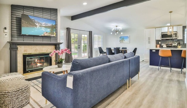 Cozy Modern Home Near LA Rams Woodland Hills