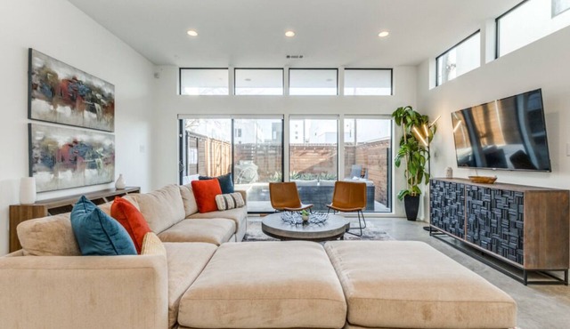 Cozy Modern Home + Private Pool + Central Dallas Location