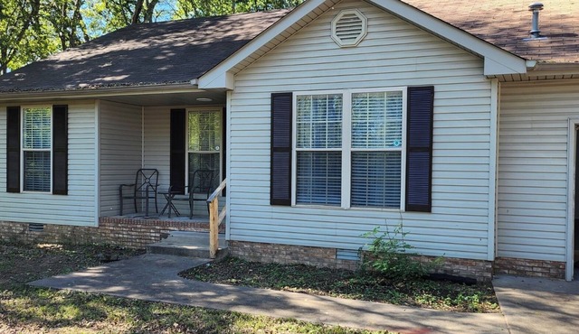 Cozy Modern Home Retreat-fenced yard-pets welcome!