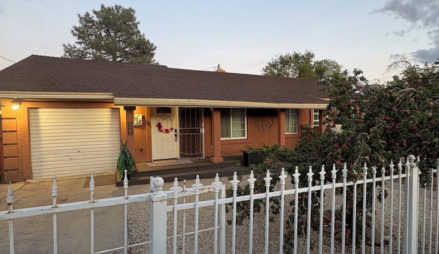 Cozy Modern Home- Sleeps 10- Dog Friendly