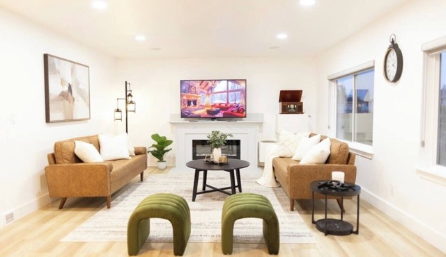 Cozy Modern Home. Stylish, Bright, and Inviting