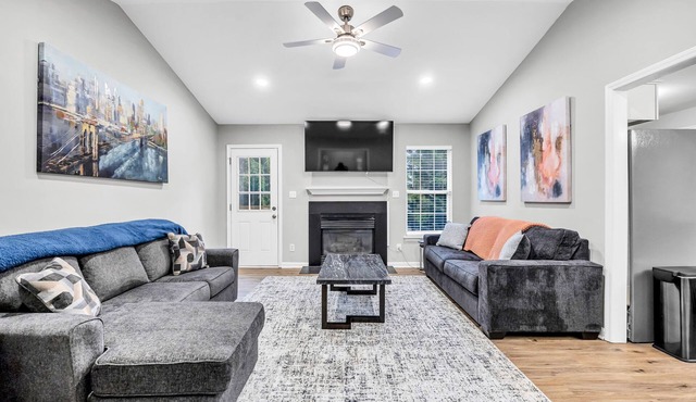 Cozy Modern Home, Prime Location, Sleeps 8