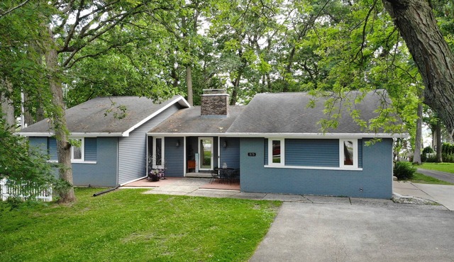 Cozy, modern home with views of beautiful Green Lake. Sleeps up to 4 & lg. deck