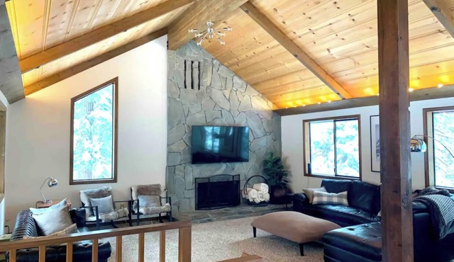 Cozy/Modern, Hot Tub, Skiing, Gathering Space, Families, Pets