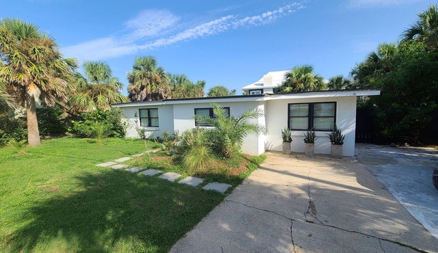 Cozy, Modern House-quick walk to the beach! NO STAIRS TO CLIMB