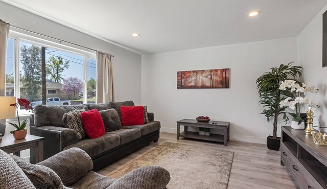 COZY MODERN HOUSE IN CITRUS HEIGHTS