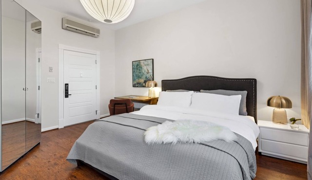 Cozy & Modern King Studio in Historic Mt. Vernon