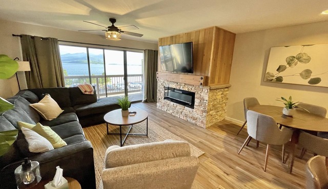 Cozy, Modern Lakeside Condo