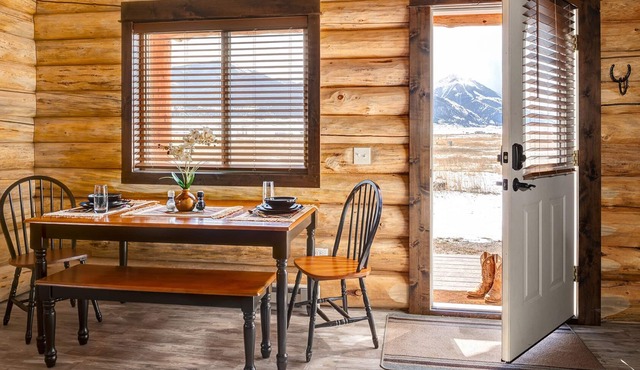 Cozy Modern Log Cabin - Stunning Views!