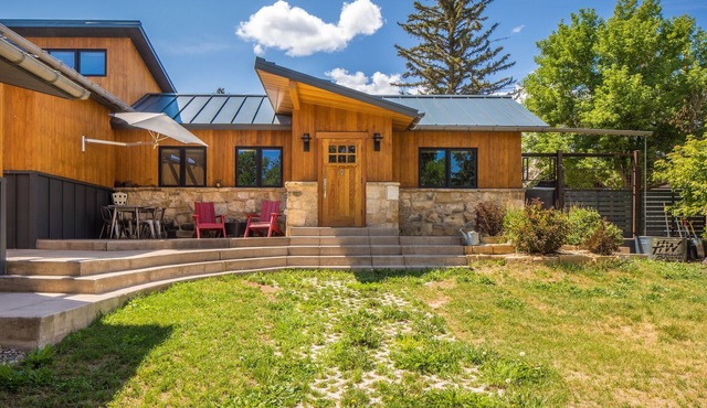Cozy Modern Mountain Getaway - Private Yard - Pet Friendly!