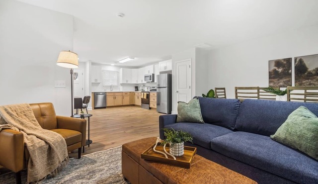 Cozy & Modern New-Build, 10 min to Greenville, Private Deck | Sleeps 6