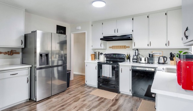 COZY, MODERN POOL HM w/Patio Dining & Game Room