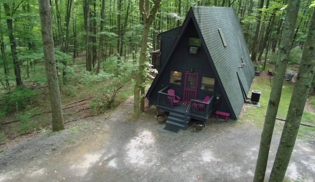 Cozy Modern Private Cabin w/Hot Tub in Coolfont.