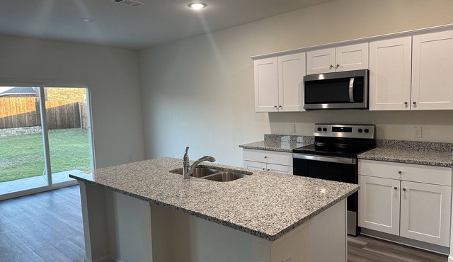 Cozy modern retreat. 20 minutes from Downtown Dallas. Spacious, fresh, clean.