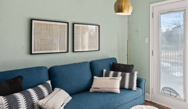 Cozy, modern space⭐️Walk to TWU⭐️KING bed⭐Sleeps 4