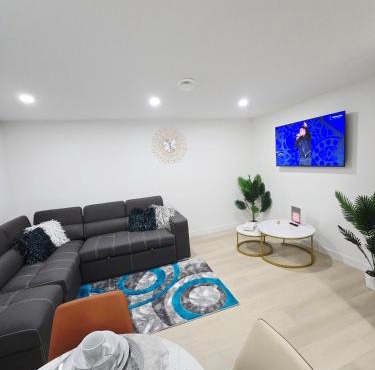 Cozy Modern Spacious 2 Bedroom and full kitchen in Southwest Calgary