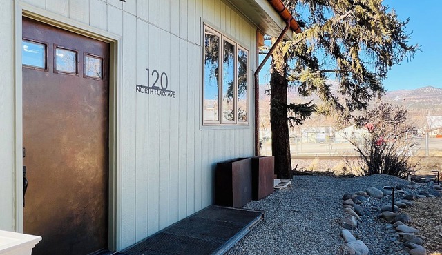Cozy, Modern Stay: Views, Fireplace, Walk Downtown