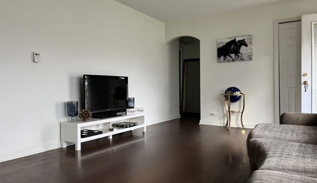 Cozy, modern, & steps to shops! Pet friendly too!