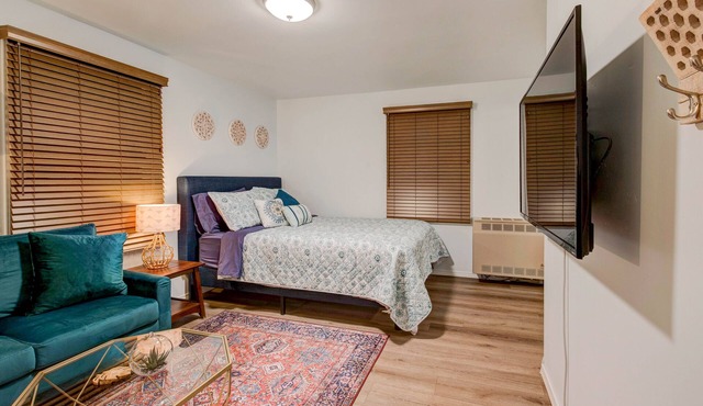 Cozy Modern Studio 3 minutes from Downtown