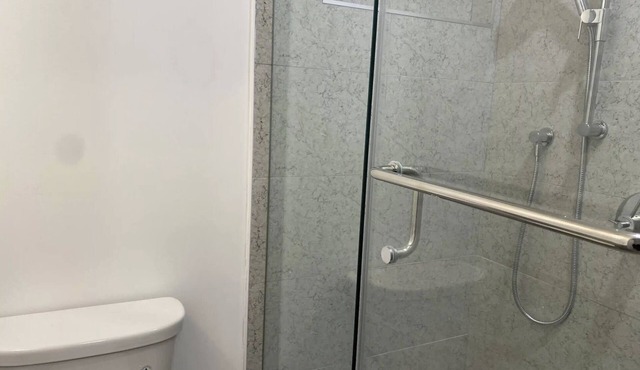 Cozy modern studio in the heart of Downtown Toronto. Walk to subway & university
