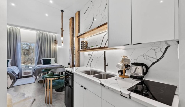 Cozy Modern Studio Near Lake Porch & Fire Pit