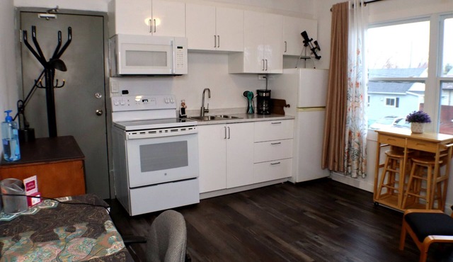 Cozy Modern Suite Near All Amenities + Transit./Parking + Wi-Fi + Laundry