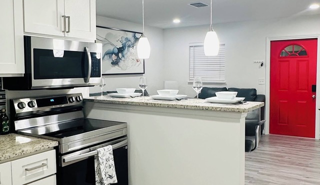 Cozy Modern Unit Near IMG & Beaches