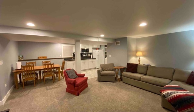 Cozy modern unit w/easy access to downtown Chi