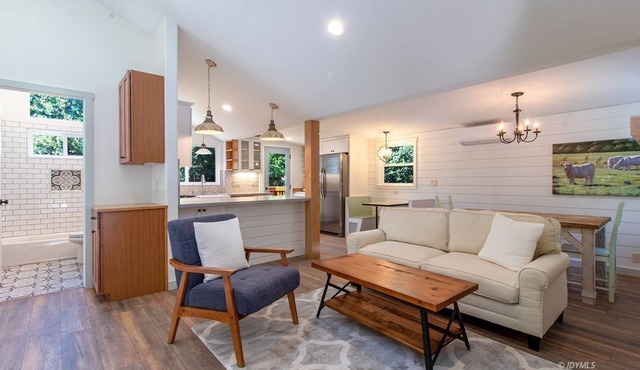 Cozy Modern Farmhouse Cabin. 2 bedrooms 1 bath. Air conditioned-Sleeps 4