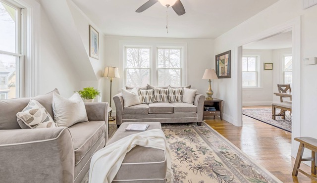 Cozy Modern Victorian Home - 10 mins to Downtown Providence