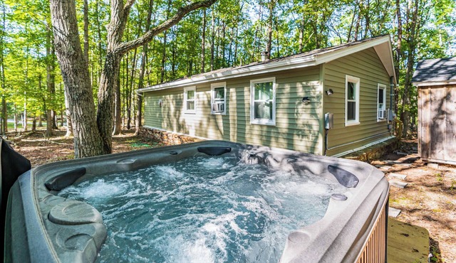 Cozy & Modern w/Hot Tub, Fire Pit, Grill & Pond